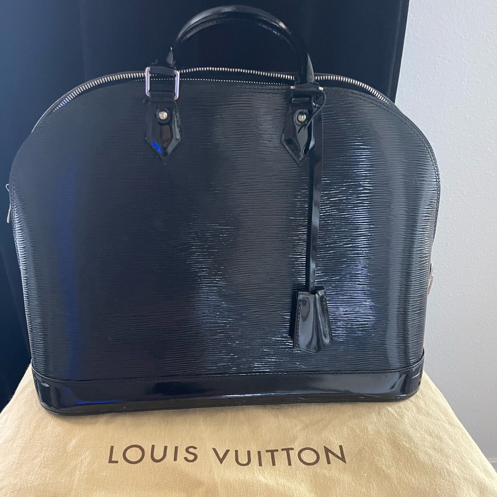 Louis Vuitton Alma GM Epi leather in Black